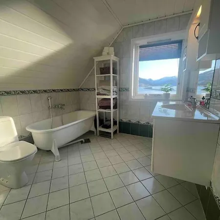 Villa Idyllisk Hus I Sentrum Vassenden
